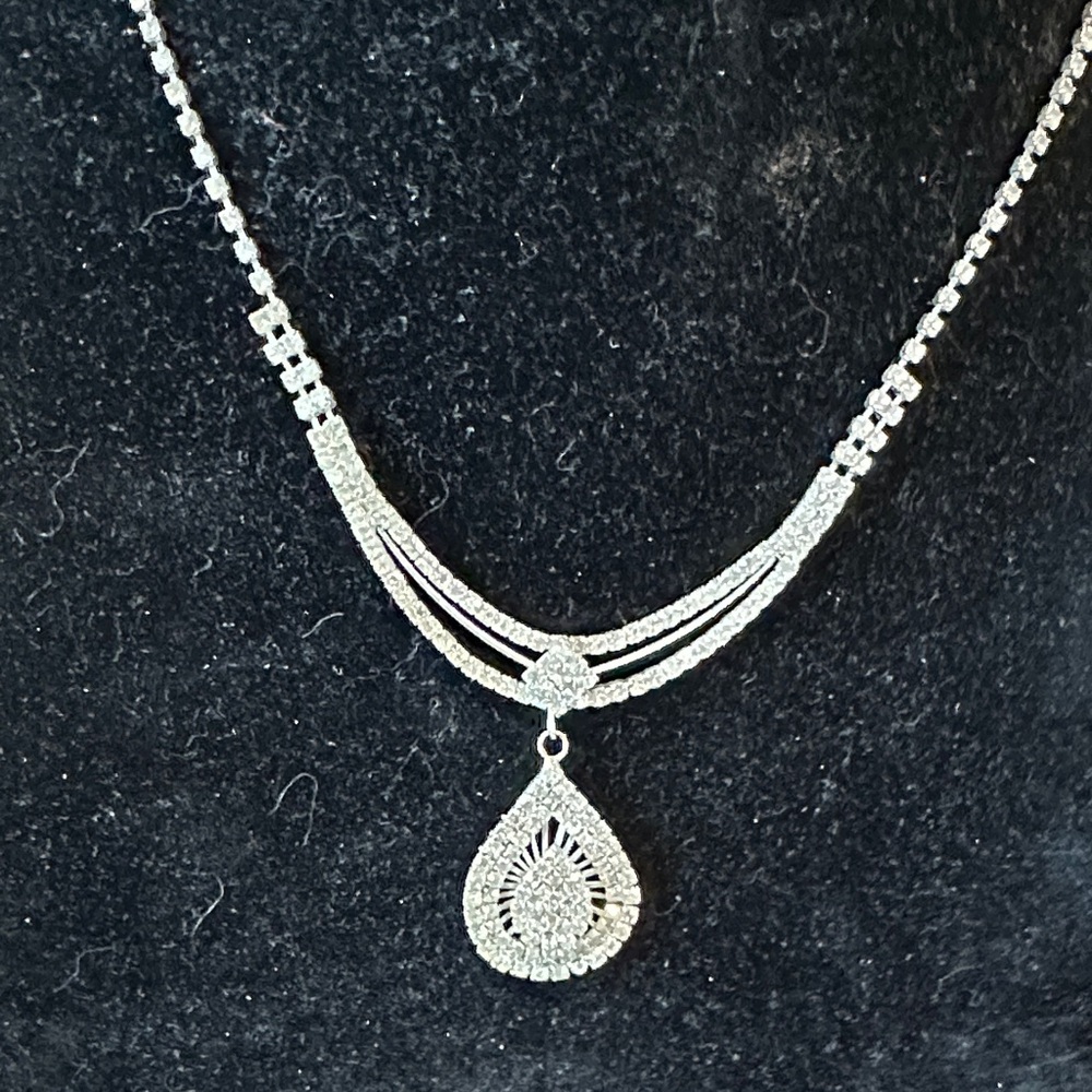 Chic Silver rhinestone, Teardrop Pendant Necklace